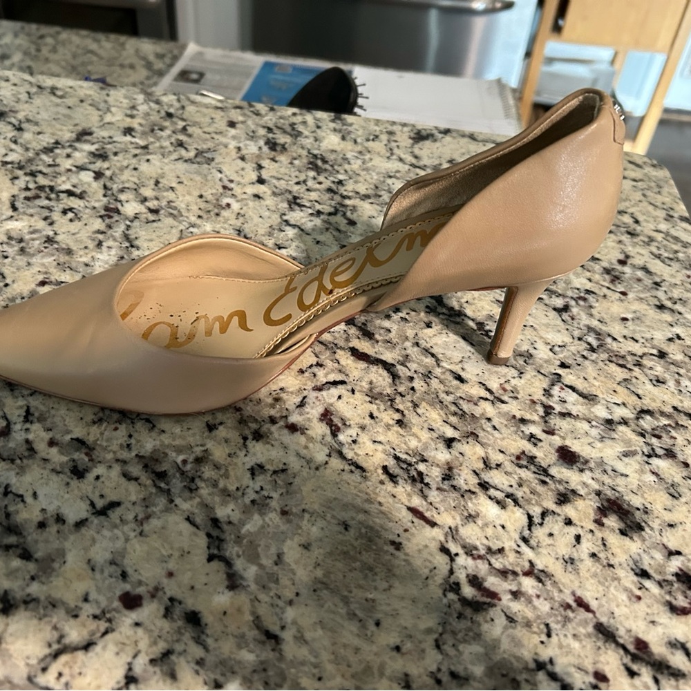 Chic Tan Pointed Toe Heels - Picture 2 of 4